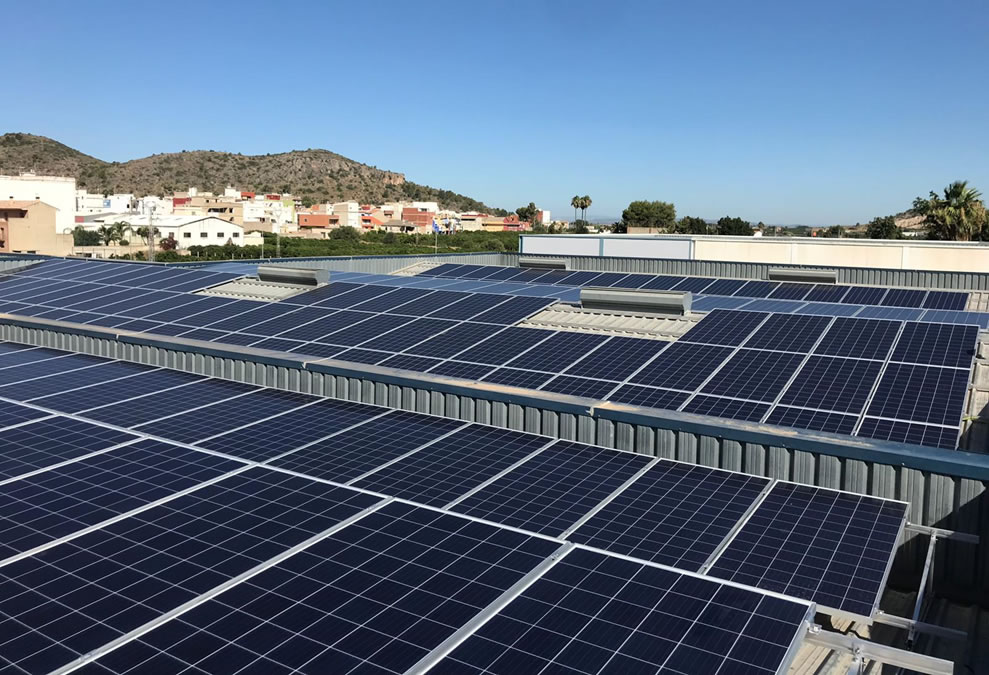 Nave industrial con paneles solares
